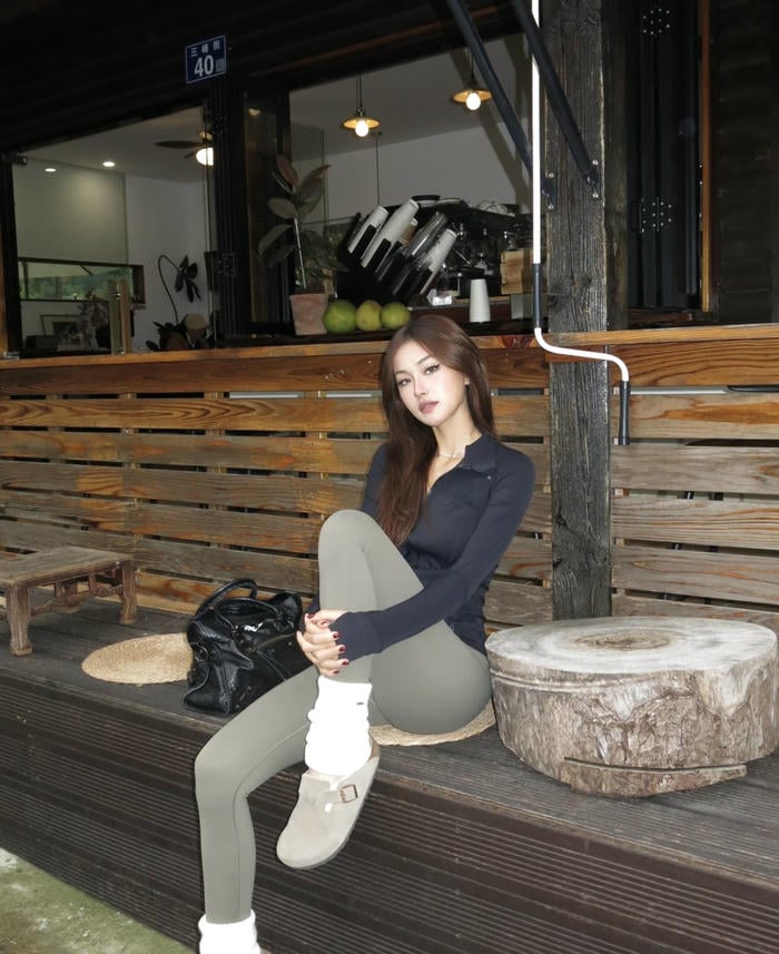 Bức ảnh gái xinh mặc quần legging đứng bên cửa sổ