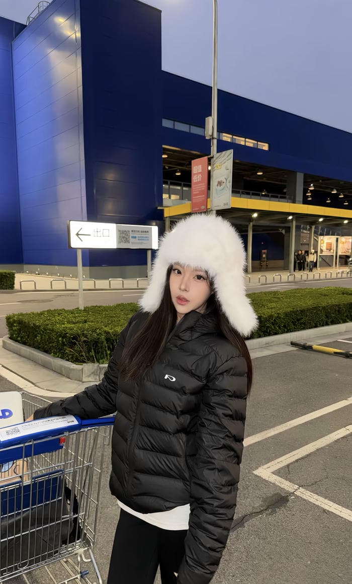 Bức ảnh gái xinh mặc quần legging kết hợp mũ lông ấm áp