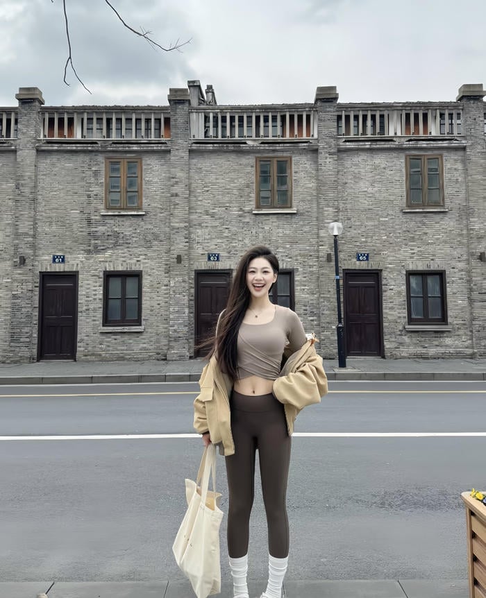 Bức ảnh gái xinh mặc quần legging phối túi vải