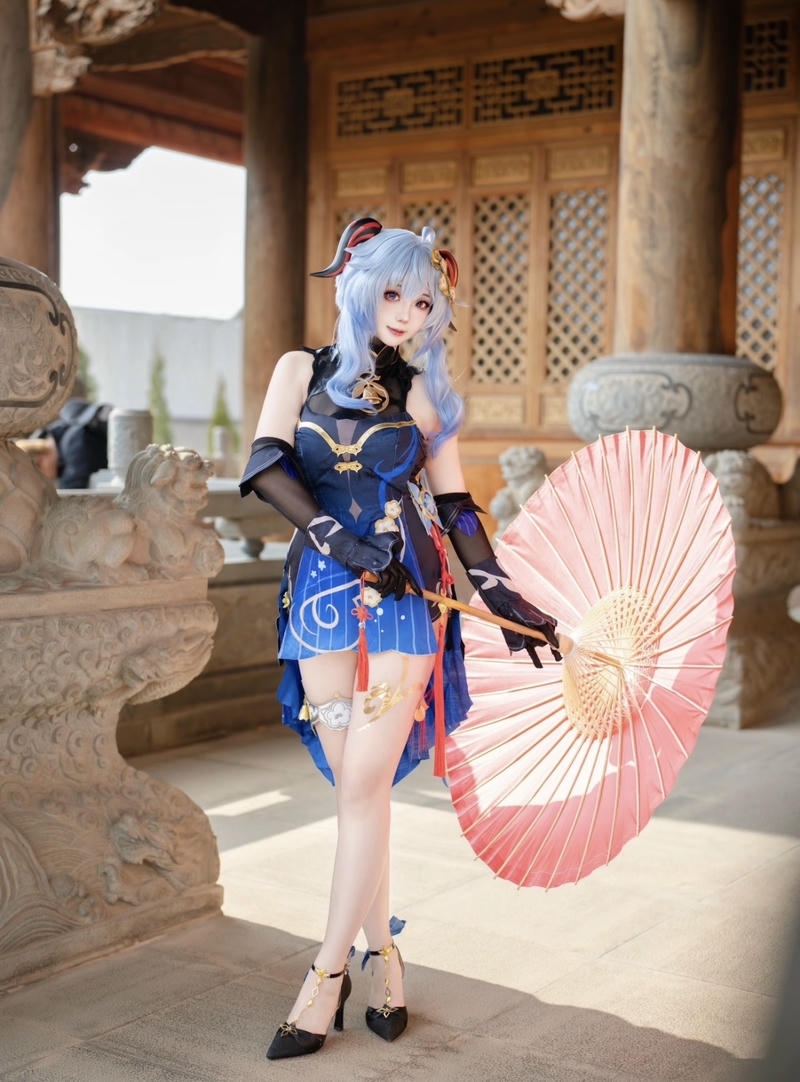 Bức cosplay Ganyu ánh mắt ẩn nhiều suy tư