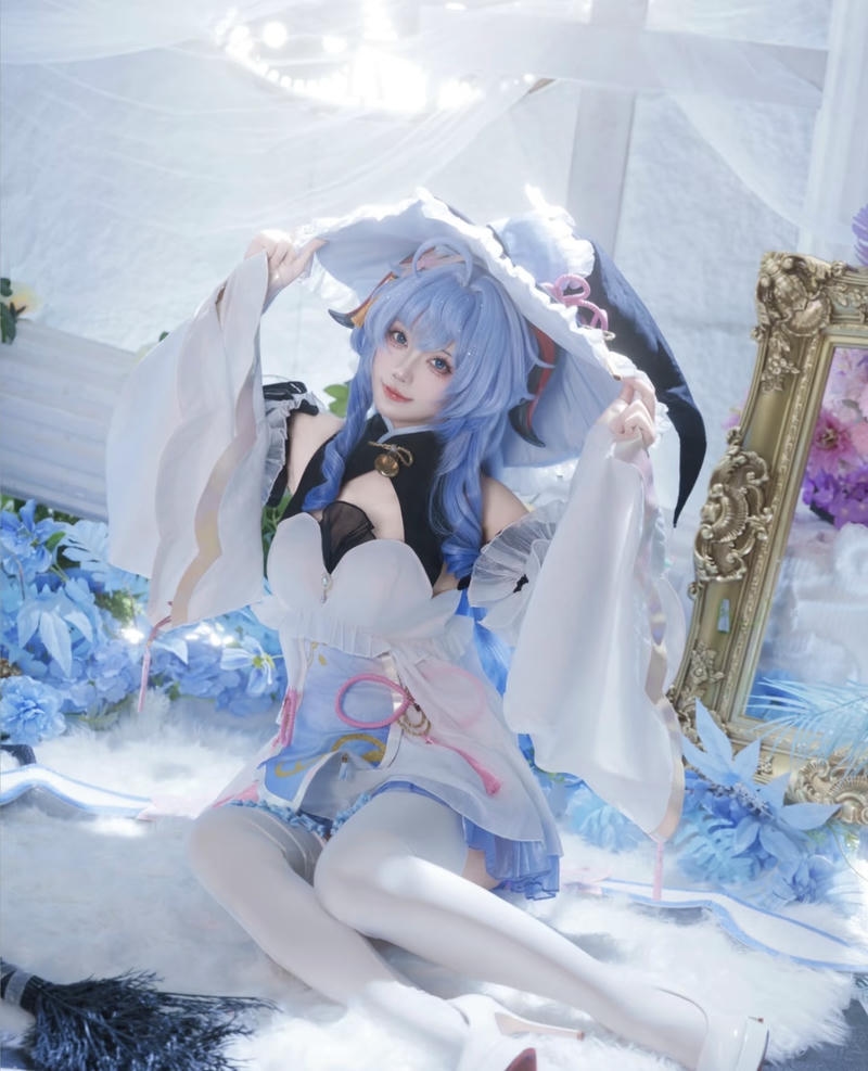 Bức cosplay Ganyu ánh mắt như phủ lớp sương