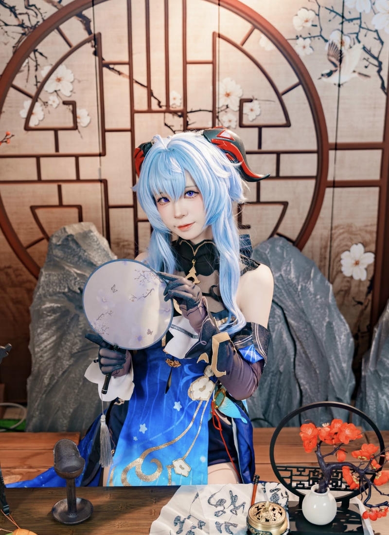 Bức cosplay Ganyu ánh mắt trong veo như nước