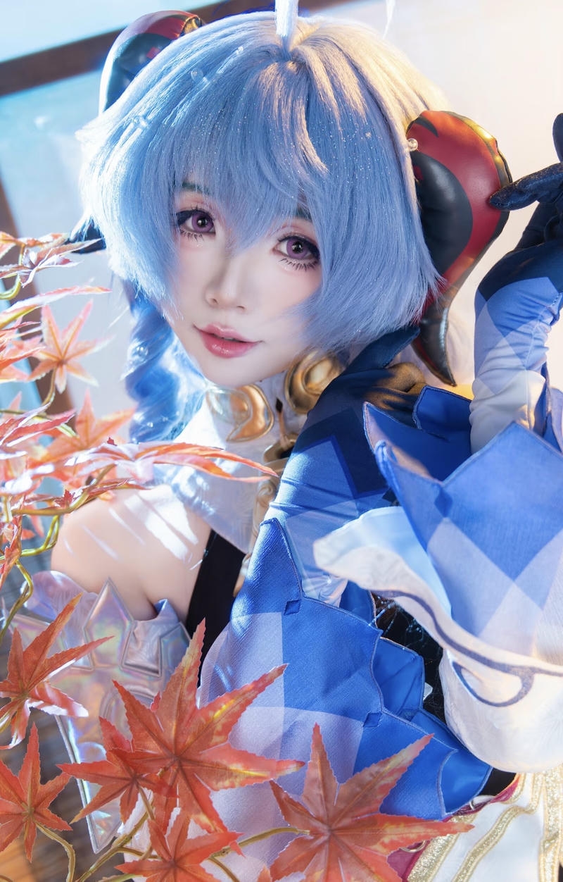 Bức cosplay Ganyu ánh nhìn sâu như hồ lạnh