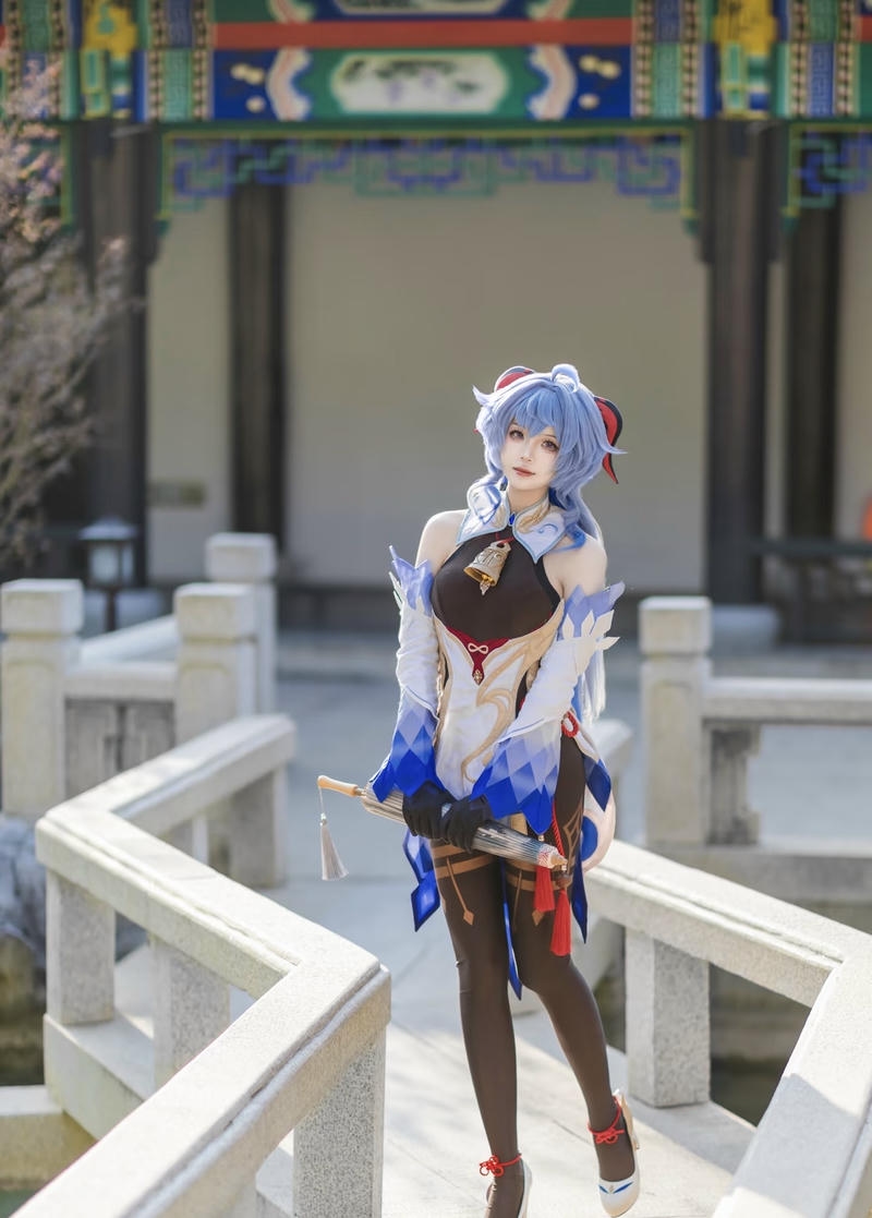 Bức cosplay Ganyu ánh nhìn yên tĩnh sâu lắng
