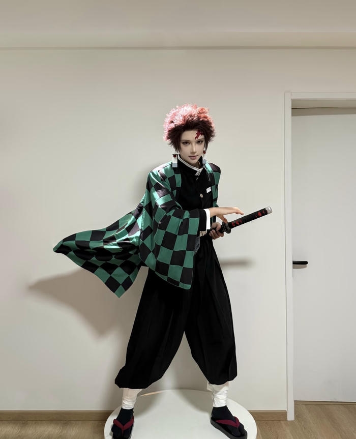 Bức hình Tanjiro cosplay dáng đứng hiên ngang