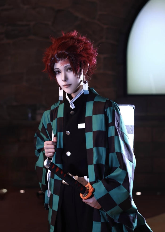 Bức hình Tanjiro cosplay khung hình điện ảnh cuốn hút