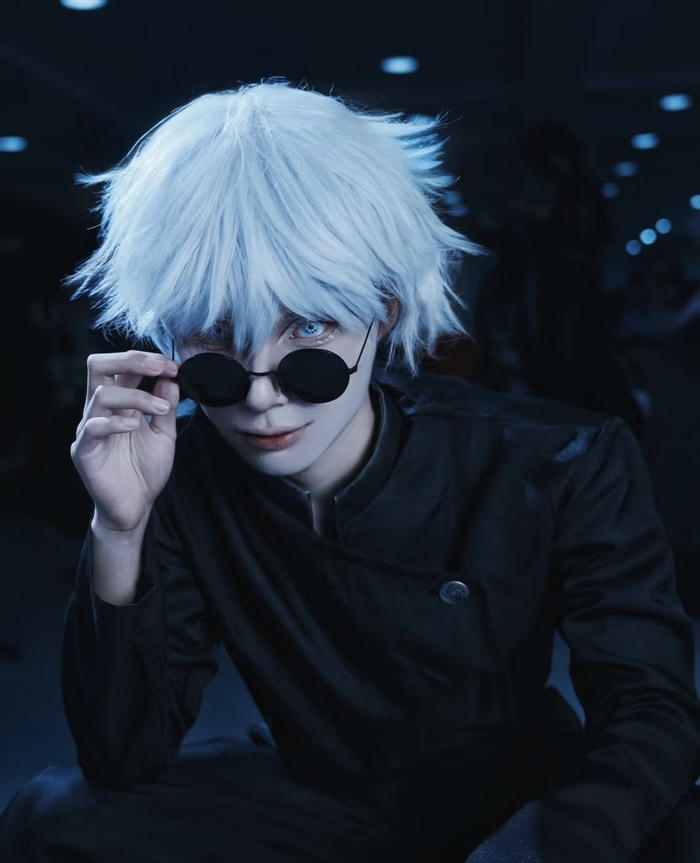 Bức hình cosplay Gojo ánh sáng trắng xanh nổi bật