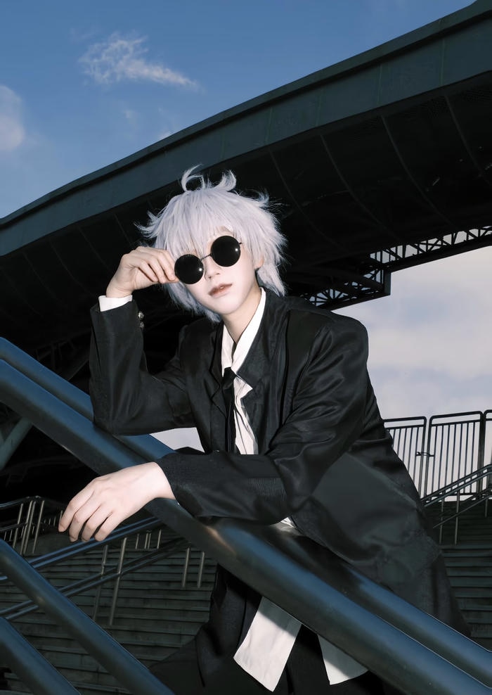 Bức hình cosplay Gojo phong cách hiện đại phá cách