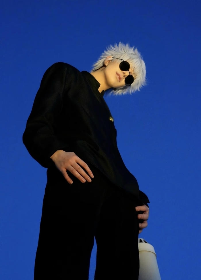 Bức hình cosplay Gojo thần thái dẫn đầu cuốn hút