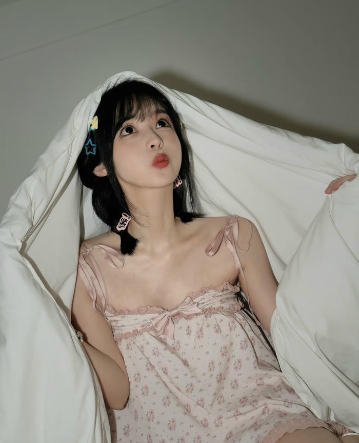 Bức hình gái xinh mặc đồ ngủ khoảnh khắc đời thường