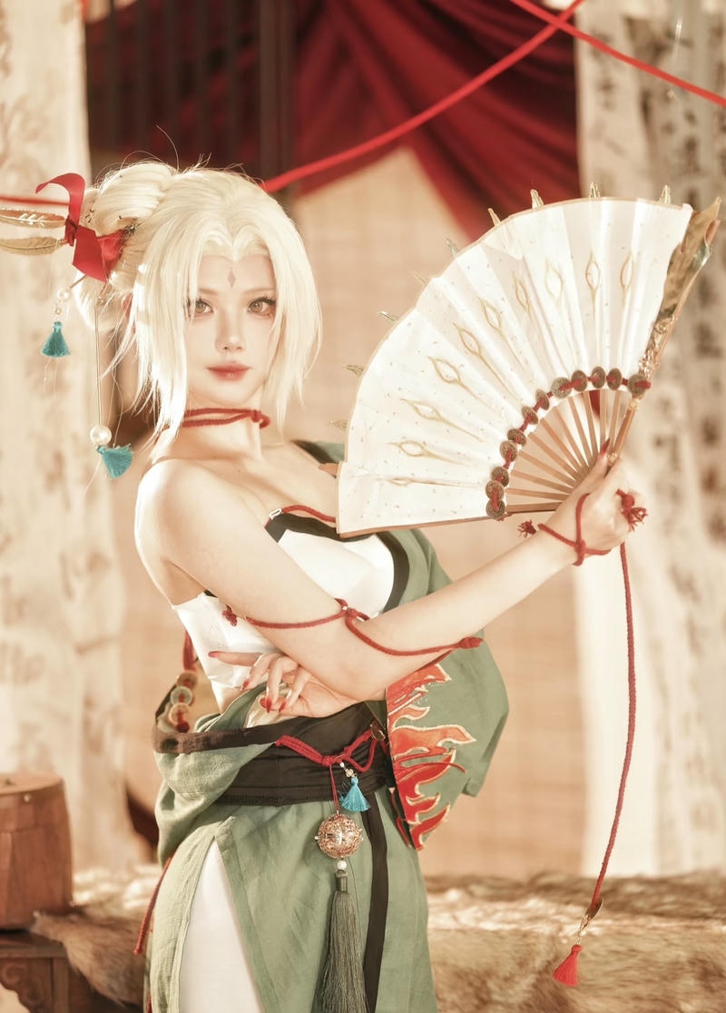Chi tiết thần ấn tím nổi bật trên trán Tsunade cosplay