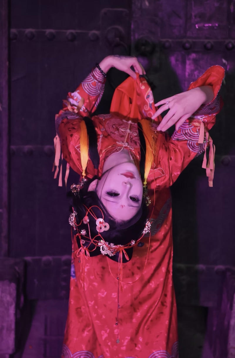 Chiếc váy dài tối màu tái hiện cô dâu ma