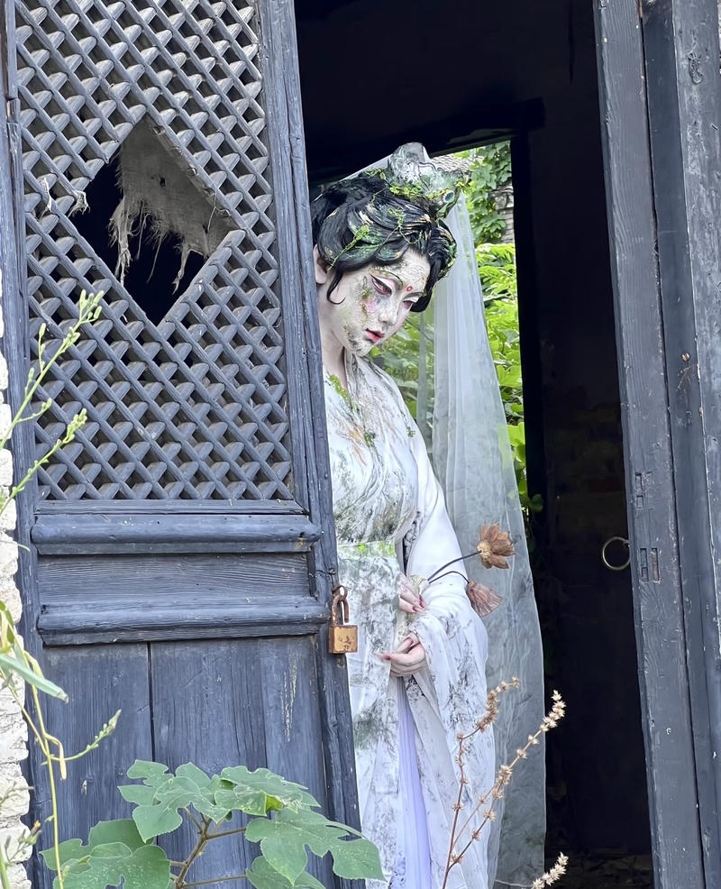 Cô dâu ma với váy trắng cũ tạo cảm giác rùng rợn