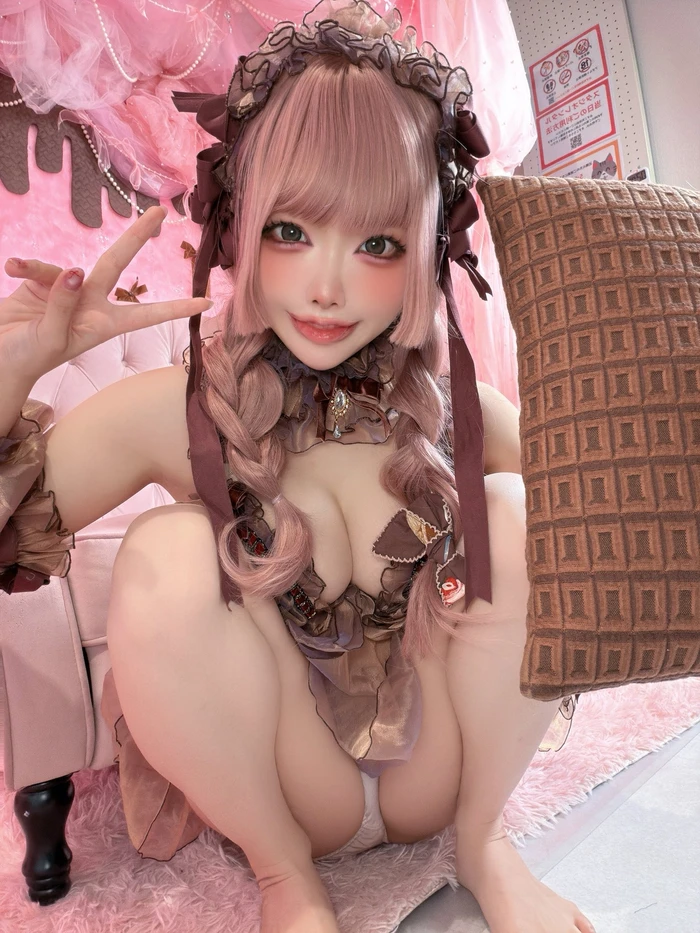 Cô gái cosplay sexy với vú căng tròn quyến rũ