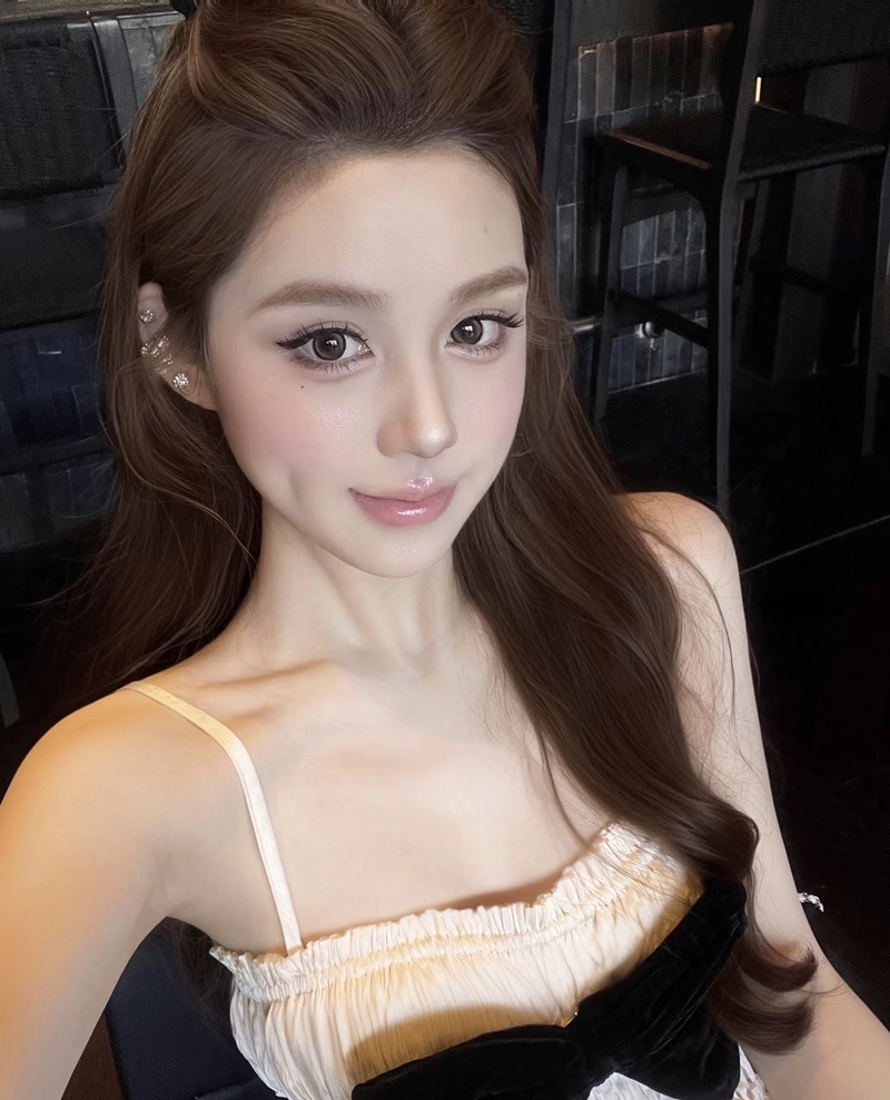 Cô gái xinh với gương mặt thanh tú đầy cuốn hút