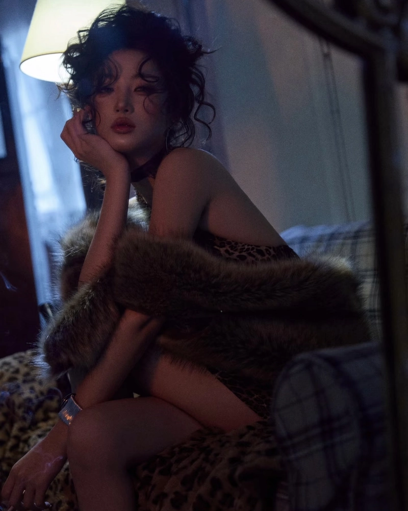 Cô nàng mlem tạo dáng cuốn hút đầy sức sống