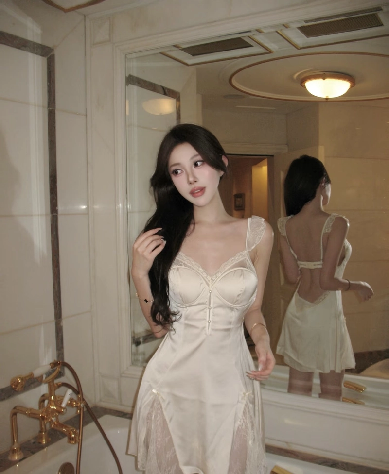 Cô nàng xinh xắn mlem phong cách sexy hiện đại