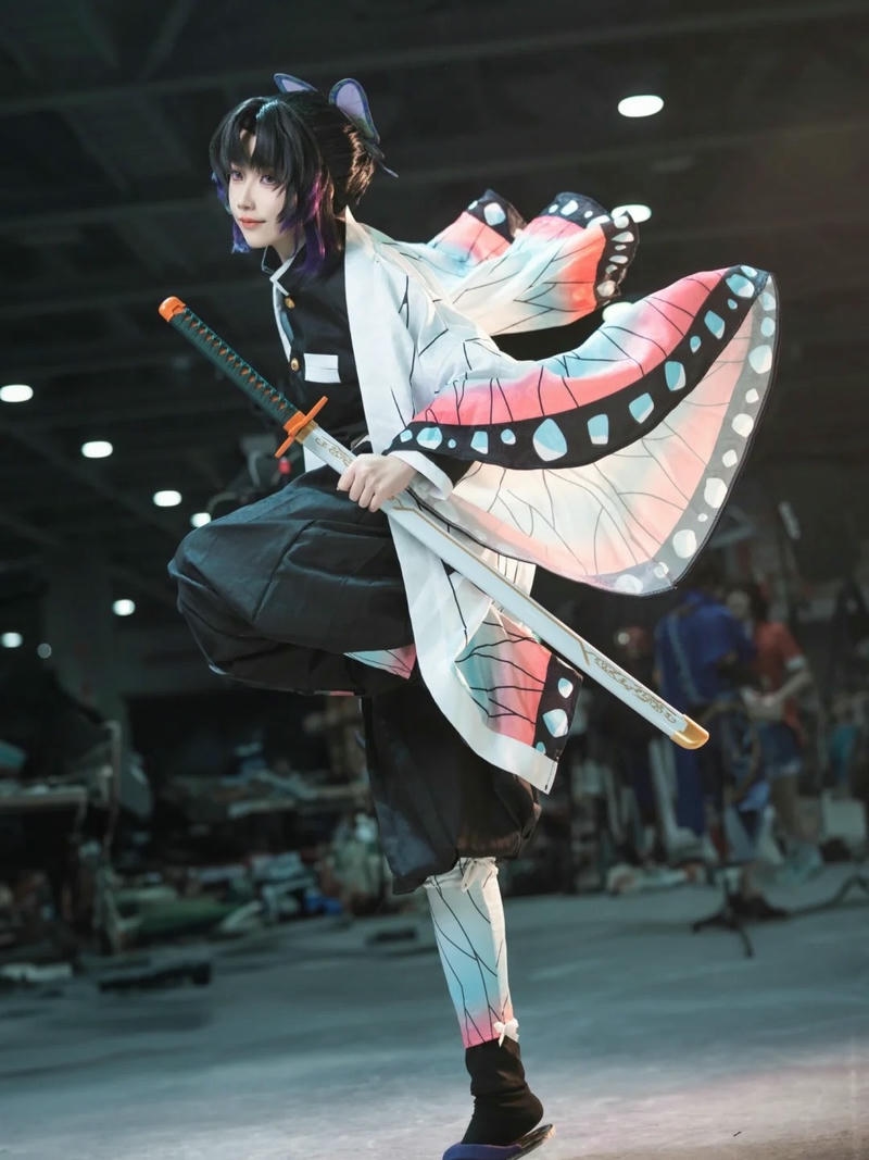 Cosplay Shinobu ánh mắt sắc nét đầy cảm xúc