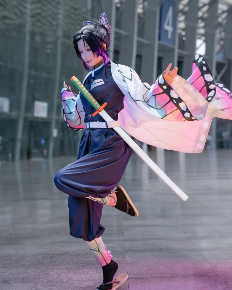 Cosplay Shinobu biểu lộ cảm xúc tinh tế cuốn hút