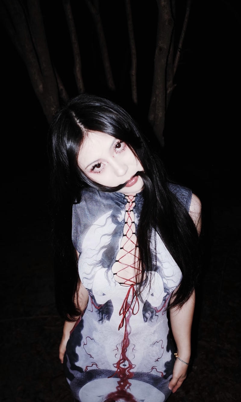 Đôi mắt mở lớn tạo cảm giác ma nữ ghê rợn