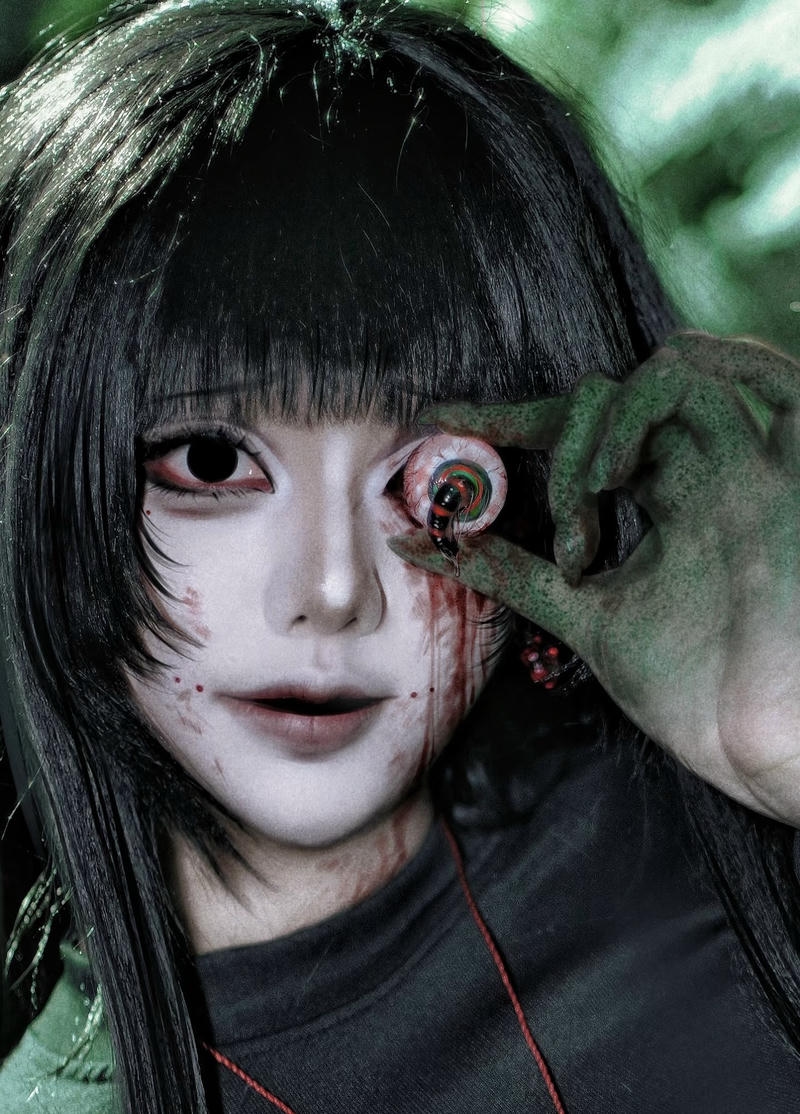 Đôi mắt vô hồn gợi cảm giác ma nữ đáng sợ