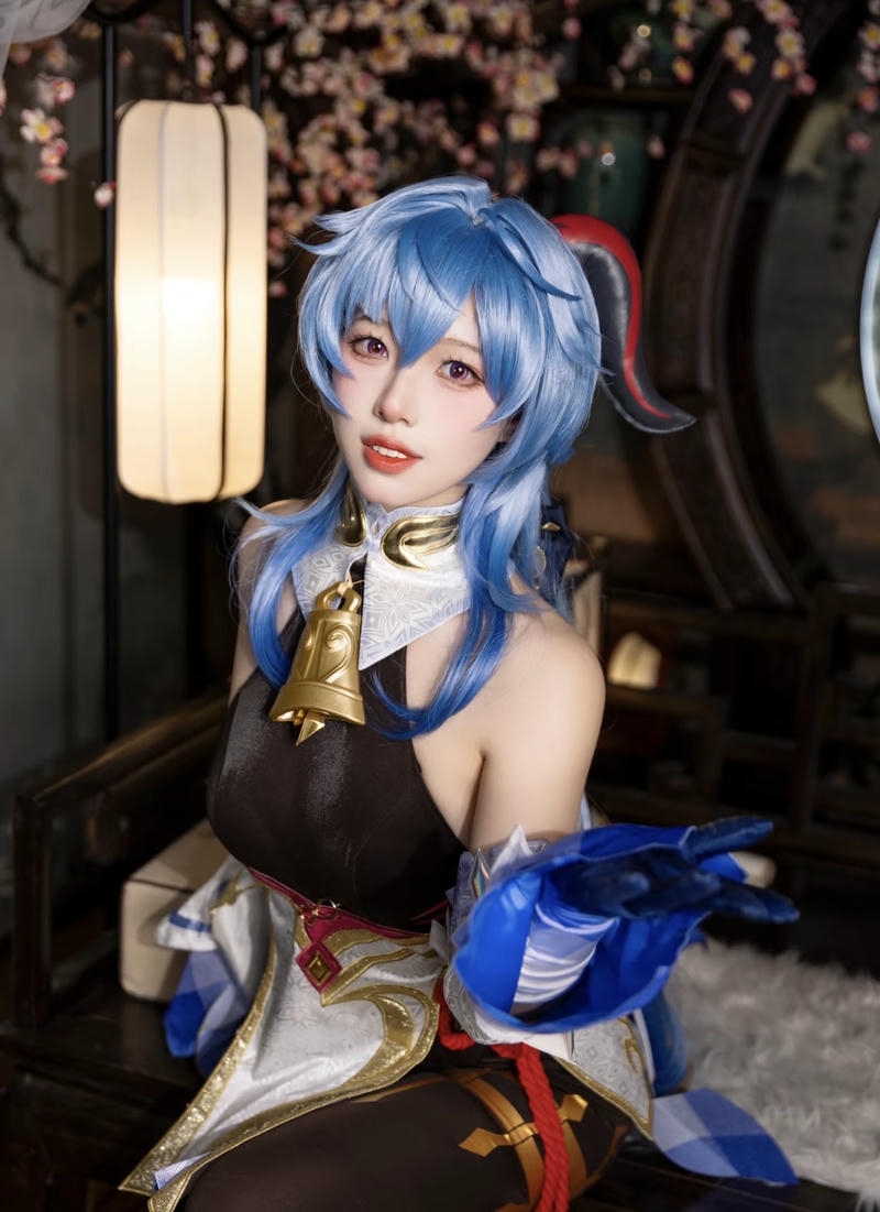 Ganyu cosplay biểu hiện nhẹ nhàng kín đáo