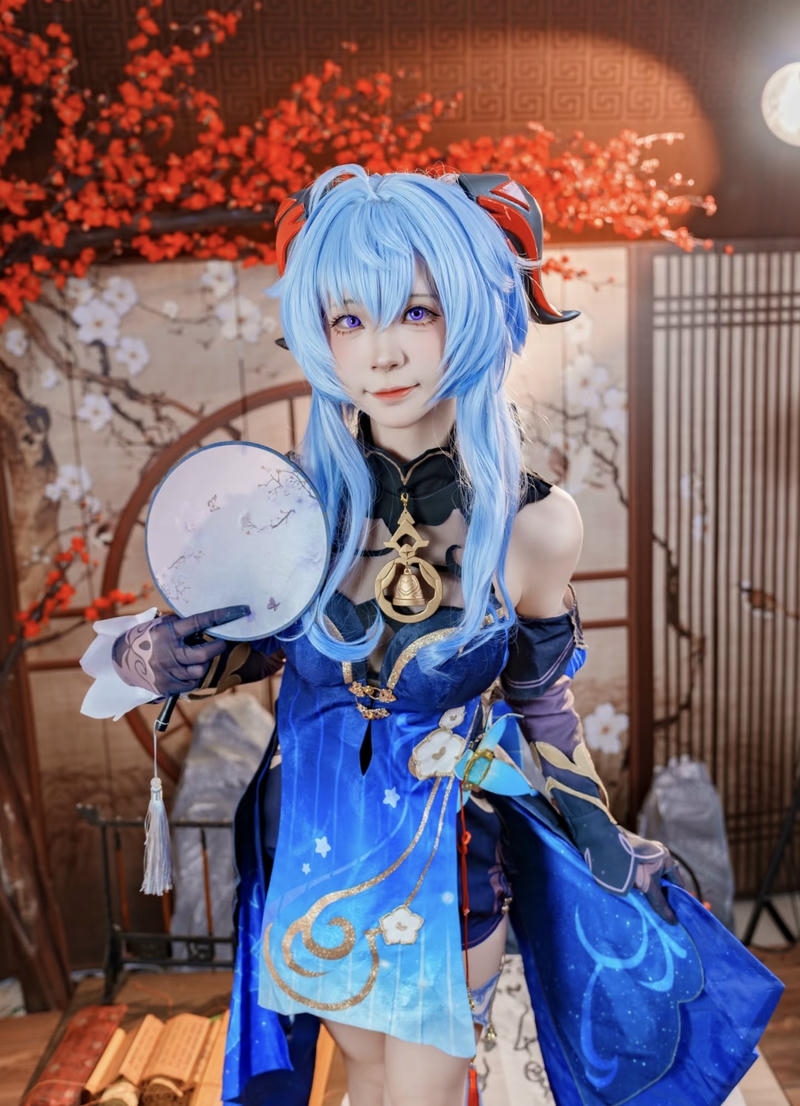 Ganyu cosplay biểu hiện nhẹ tựa làn gió