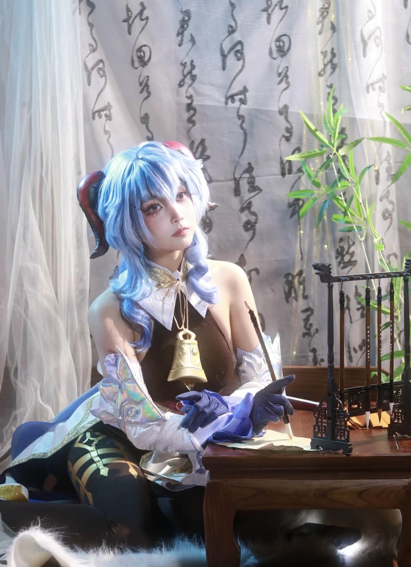 Ganyu cosplay sắc thái dịu như sương đêm