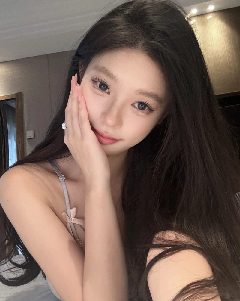 Gương mặt sáng của cô gái trẻ trông rất xinh đẹp