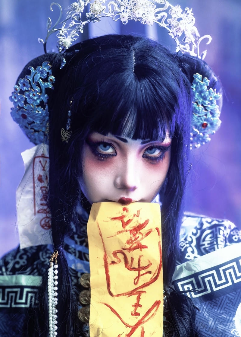 Gương mặt trắng bệch mang phong cách ma nữ kinh dị