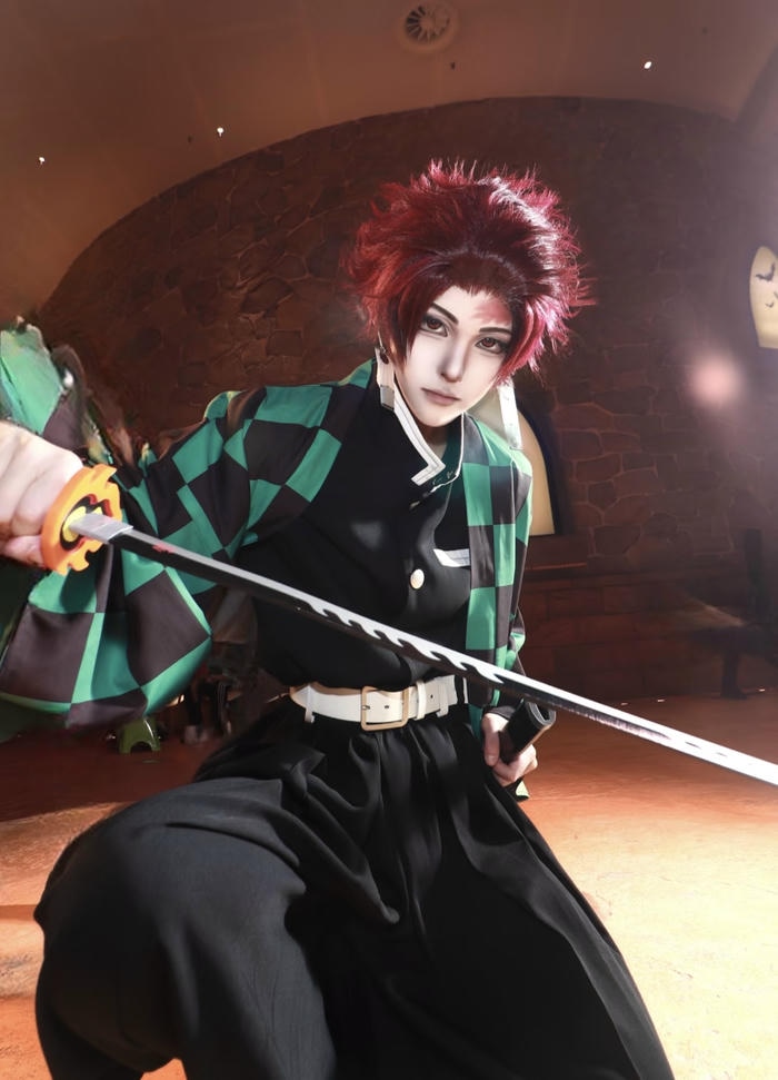Hình Tanjiro cosplay ánh sáng tương phản nổi khối