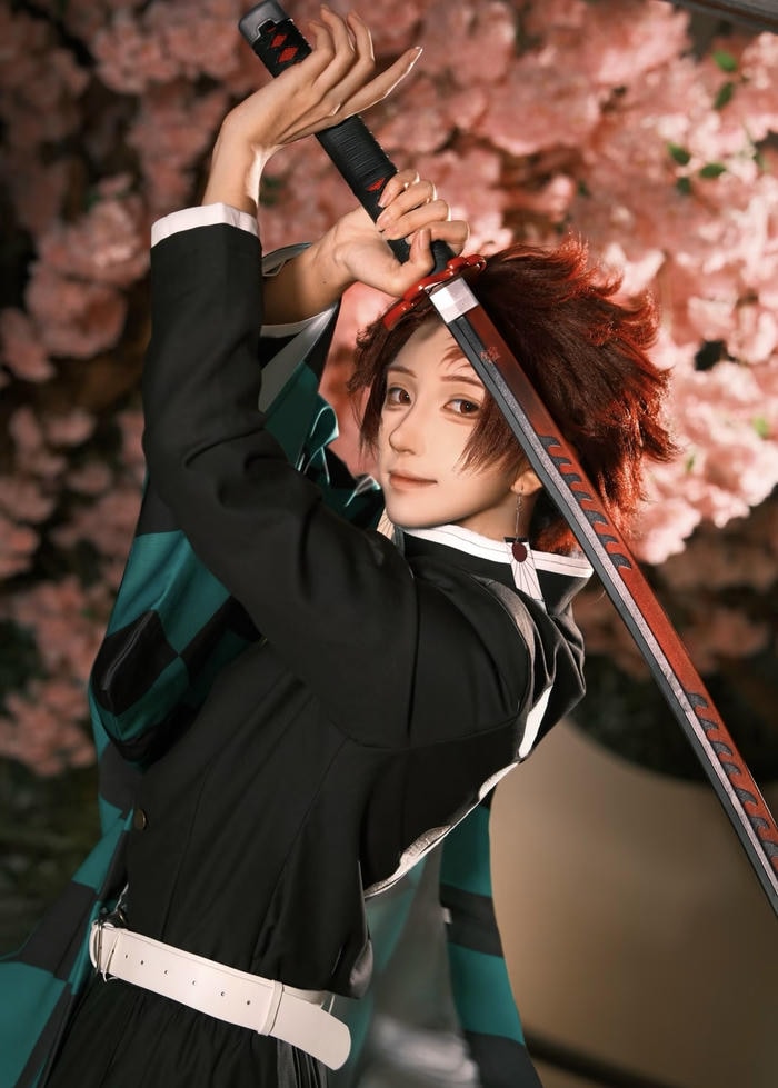 Hình Tanjiro cosplay động tác vung kiếm uy lực