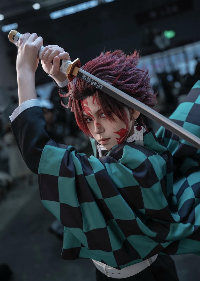 Hình Tanjiro cosplay khung cảnh đêm trăng mờ ảo