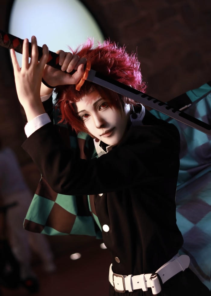 Hình Tanjiro cosplay tư thế thủ kiếm chuẩn xác