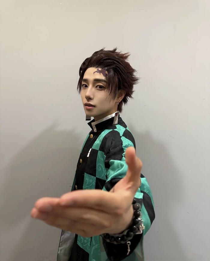 Hình ảnh Tanjiro cosplay ánh nhìn không khuất phục