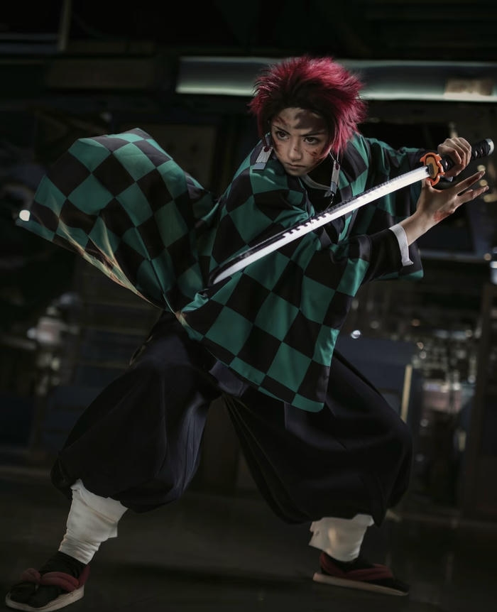 Hình ảnh Tanjiro cosplay bước chân tiến lên mạnh mẽ