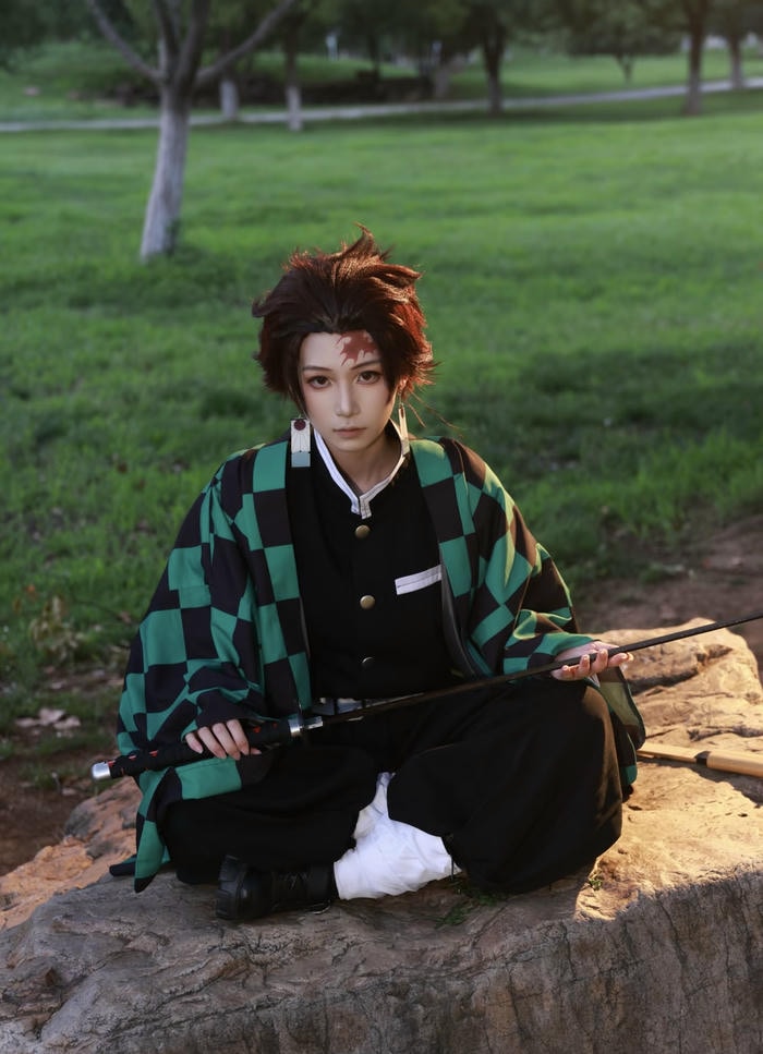 Hình ảnh Tanjiro cosplay gương mặt góc cạnh cương nghị