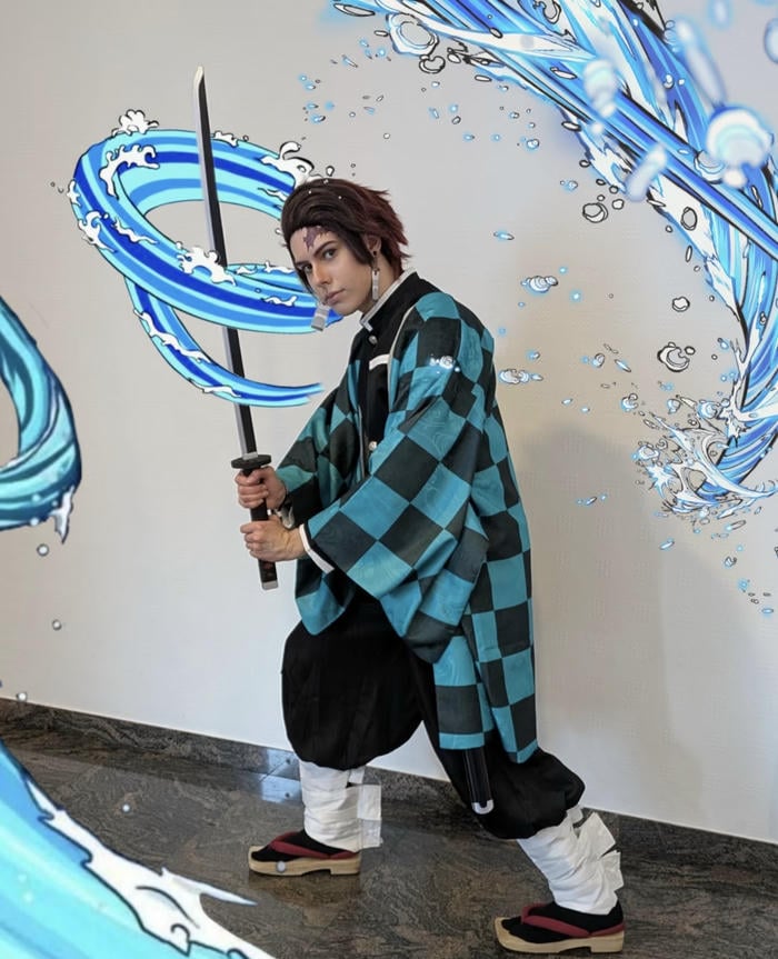 Hình ảnh Tanjiro cosplay hiệu ứng nước xoáy quanh kiếm