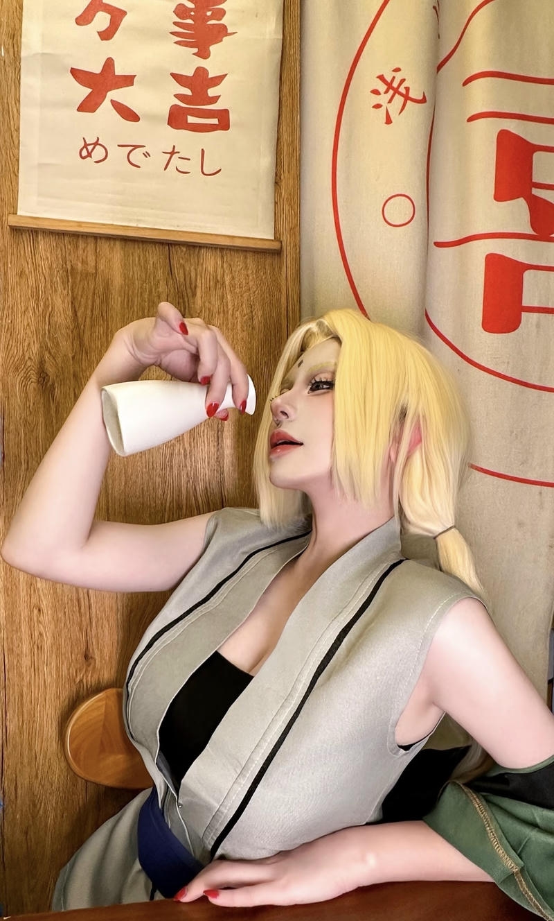 Hình ảnh Tsunade cosplay với thần ấn đặc trưng