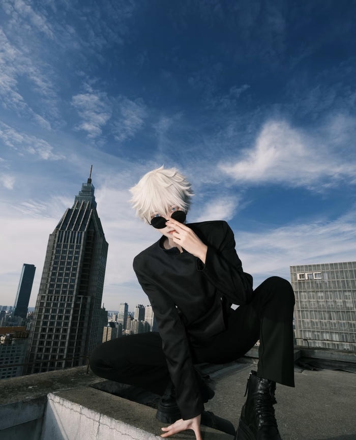 Hình ảnh cosplay Gojo ánh sáng tương phản mạnh