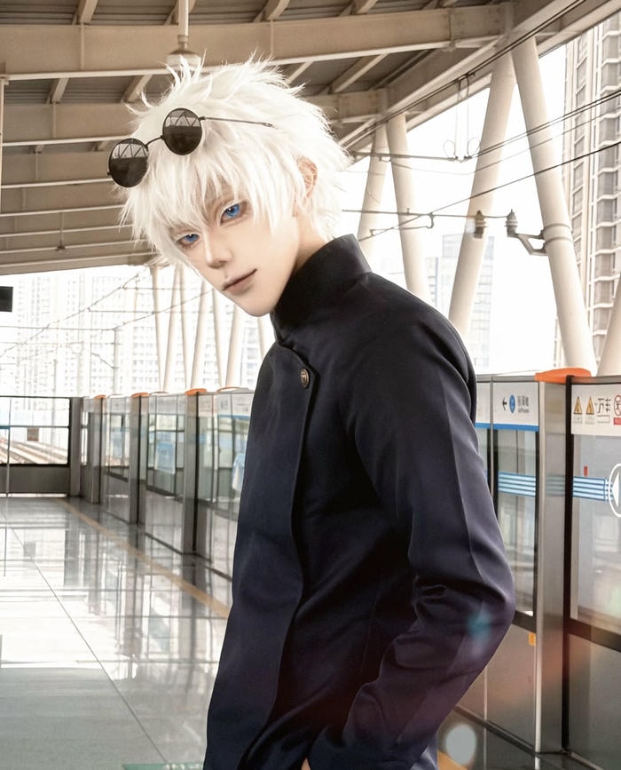 Hình ảnh cosplay Gojo biểu cảm nửa cười ấn tượng