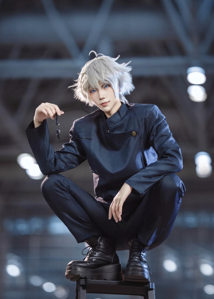 Hình ảnh cosplay Gojo chi tiết nếp áo sắc nét