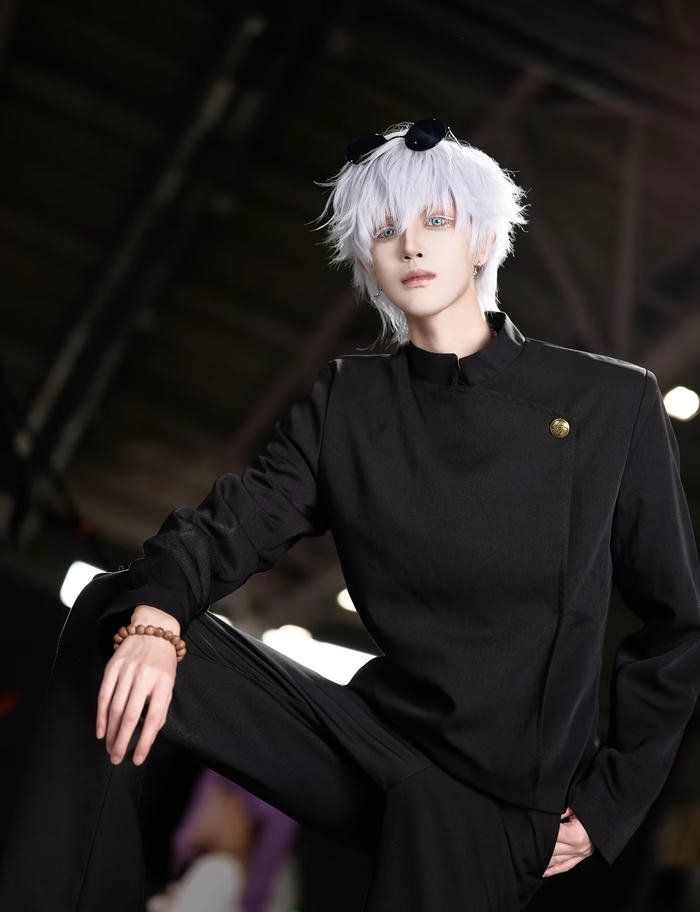 Hình ảnh cosplay Gojo khung cảnh thành phố về đêm