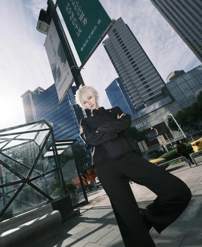 Hình ảnh cosplay Gojo phối áo cổ cao tối màu