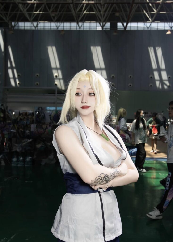 Hình ảnh cosplay Tsunade với mái tóc vàng buông dài