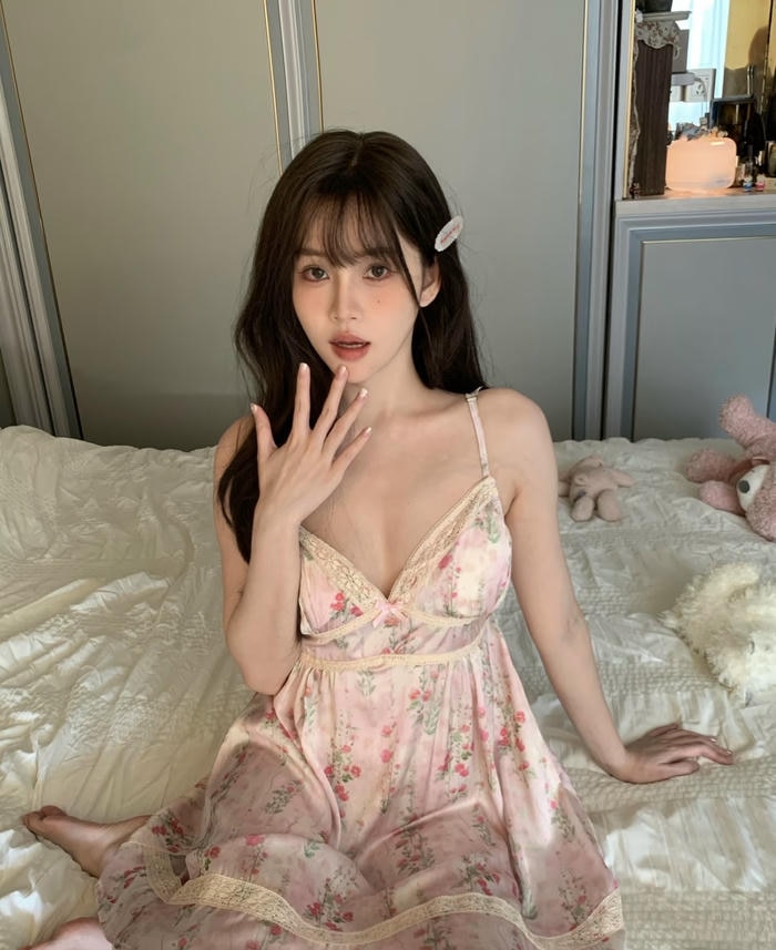 Hình ảnh gái xinh mặc đồ ngủ chất satin bóng nhẹ