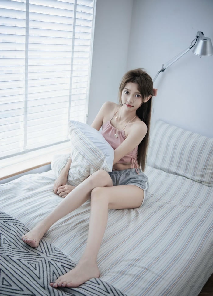 Hình ảnh gái xinh mặc đồ ngủ không gian phòng ngủ gọn gàng