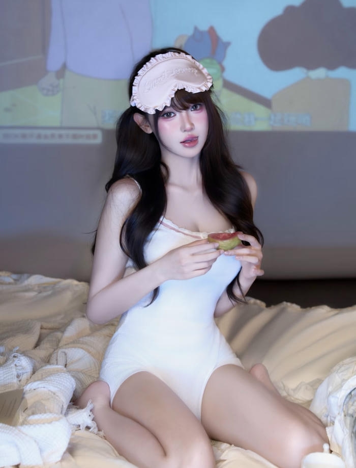 Hình ảnh gái xinh mặc đồ ngủ mái tóc xõa tự nhiên