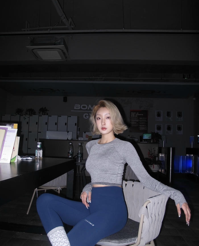 Hình ảnh gái xinh mặc quần legging kết hợp áo croptop năng động