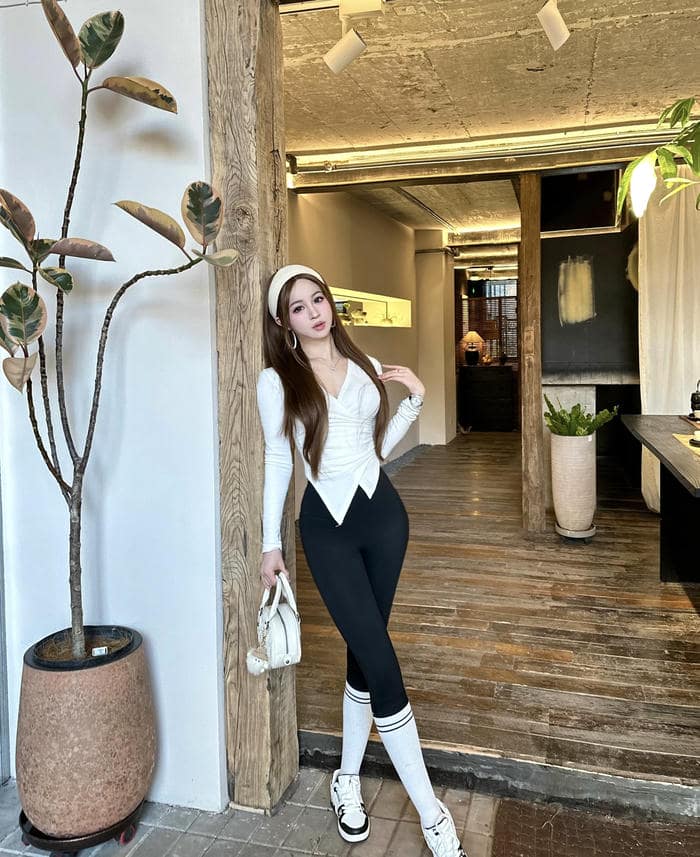 Hình ảnh gái xinh mặc quần legging phong cách tối giản